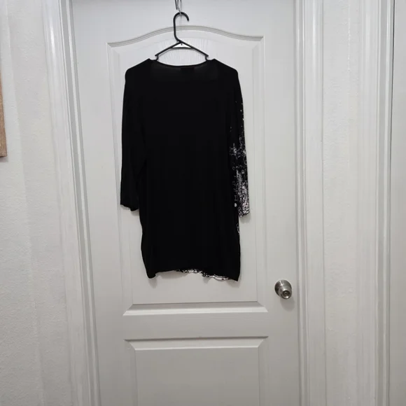 T9251004 Vanilla Sugar Black and Red Santa V-neck Tee. - Picture 7 of 8